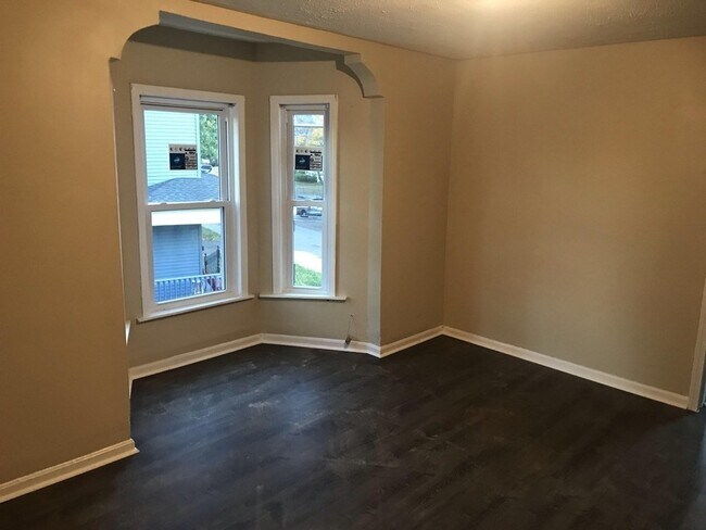 Building Photo - 40 Oak St