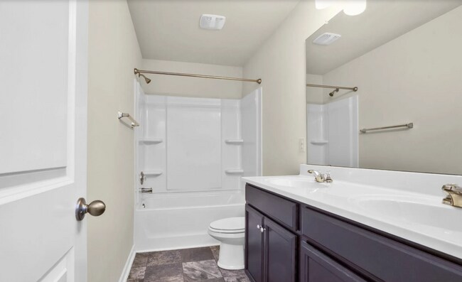 Building Photo - Spacious 3/2.5 Home in Simpsonville!
