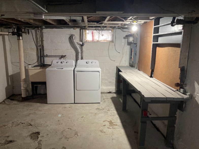 Building Photo - 305 Stafford Ave