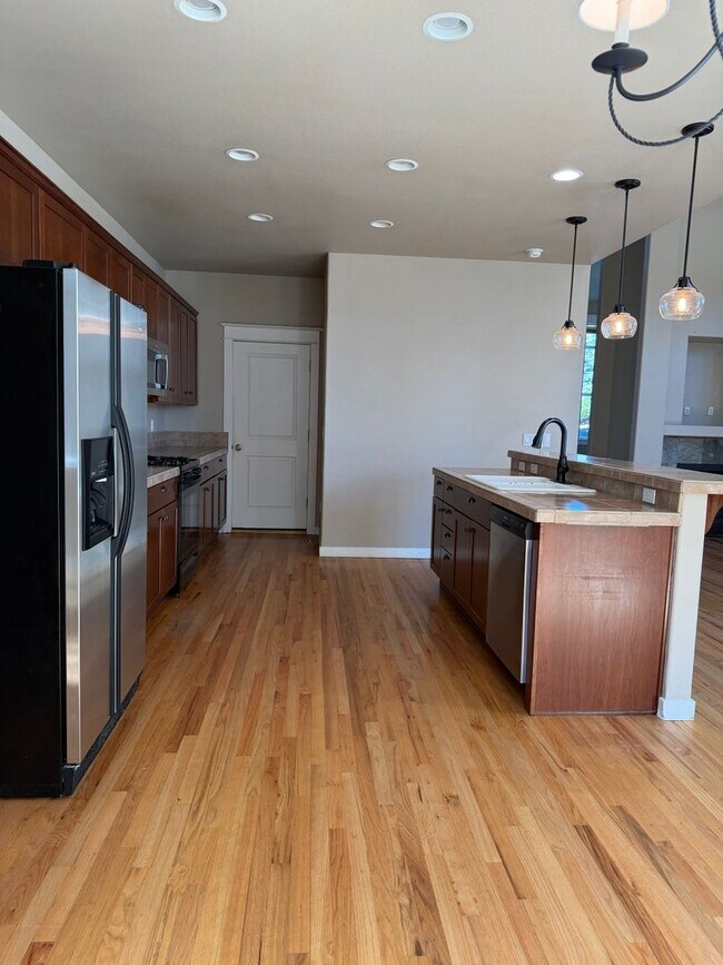 Building Photo - 61112 Snowbrush Dr