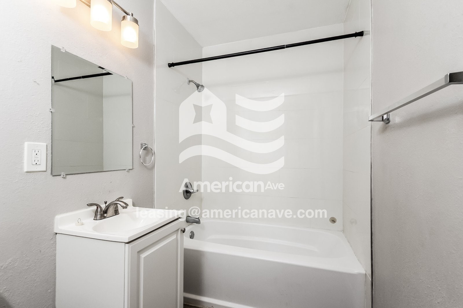 Building Photo - 328 W 46th Pl N