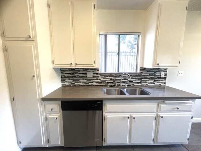 Building Photo - 10914 Rose Ave