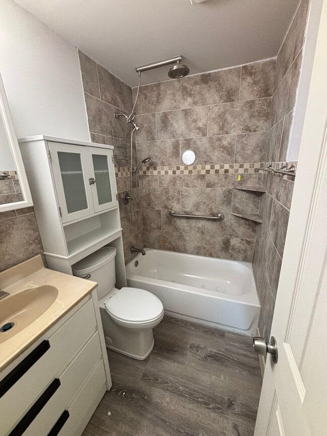 Building Photo - 4 bed 1 bath remodeled house!