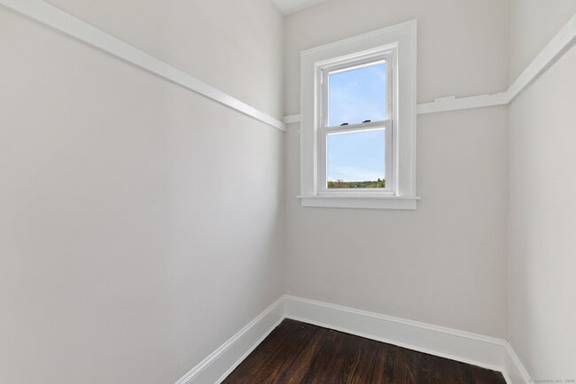 Building Photo - 279 Linwood St