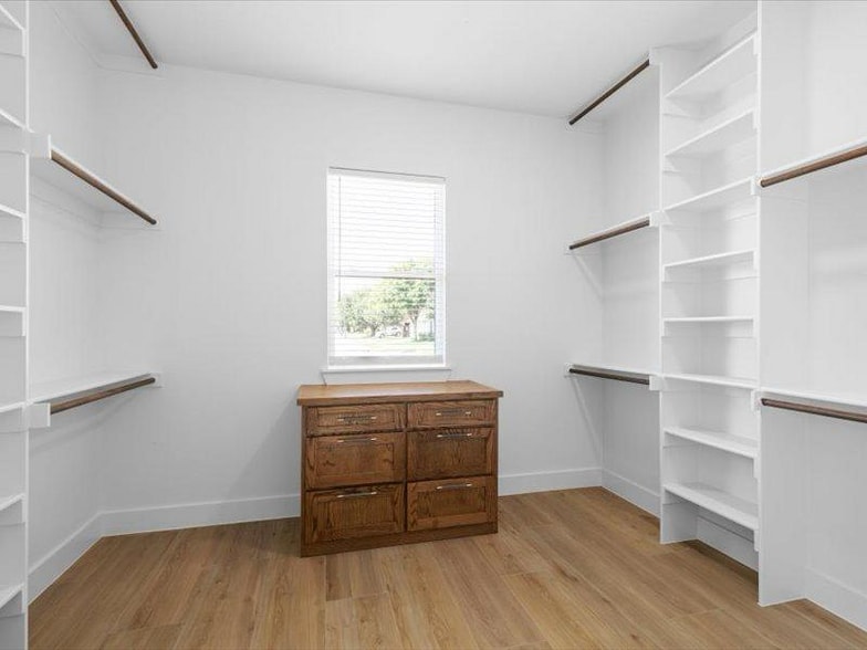 Building Photo - 8101 Oak Hollow Dr