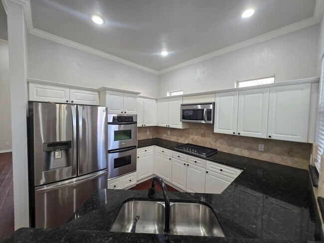 Building Photo - 6116 Thursby Ave