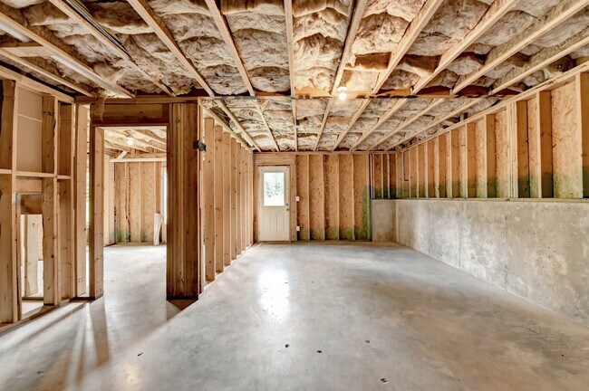 Building Photo - 707 Sand Ln SE