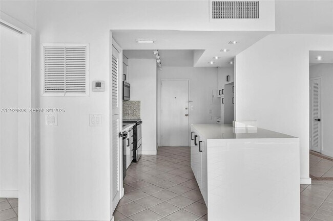 Building Photo - 9800 W Bay Harbor Dr