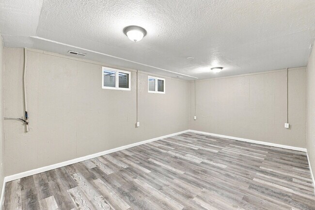 Building Photo - $2,240.95 with $300 Off the first month's rent, 4 Beds, 2 Baths, Triplex Unit in Littleton with W...