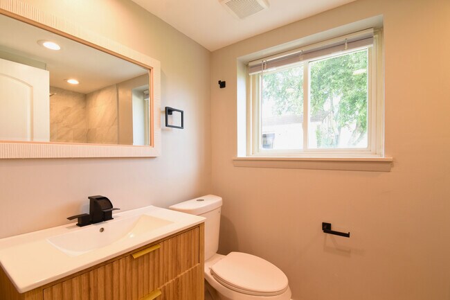 Building Photo - 515 N La Londe Ave