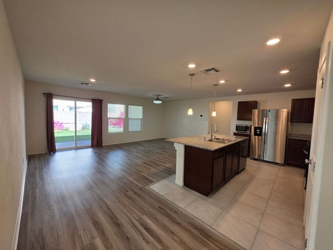 Building Photo - Newer 3 Bedroom Single Story Home in Gated Community