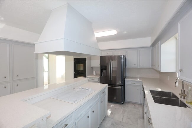 Building Photo - 2210 Shadowbriar Dr