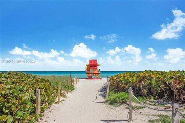 Building Photo - 2457 Collins Ave