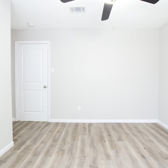 Building Photo - 3629 Venice Dr