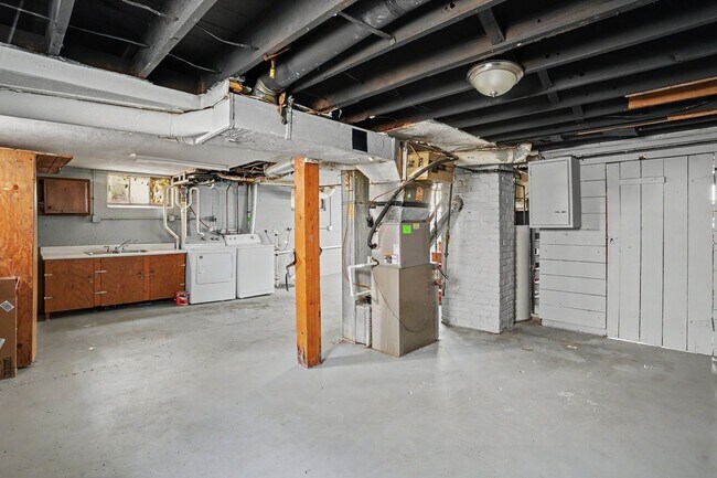Building Photo - 521 Creel Ave