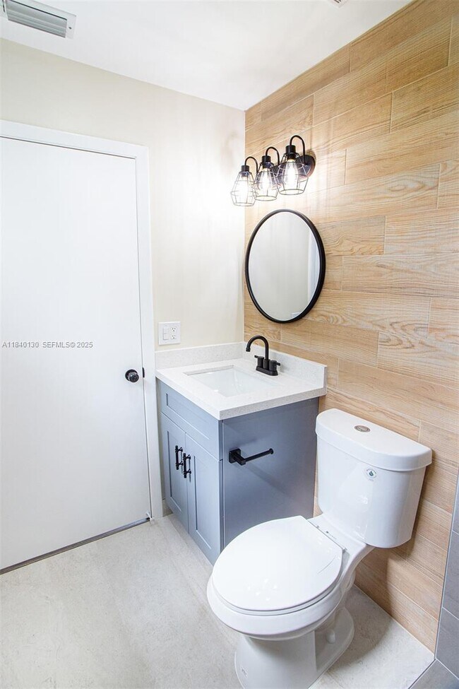 Building Photo - 9431 Boca Cove Cir