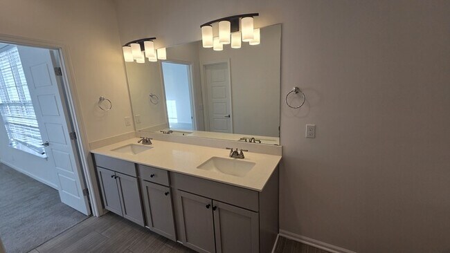 Building Photo - 4 bed 3 bath 2 car garage all maintenance provided townhome