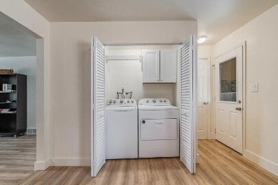 Building Photo - **FIRST MONTH FREE**!!  Immacutate, FULLY FURNISHED 2-Bed - 1 Bath Duplex with Garage & Fenced Ya...