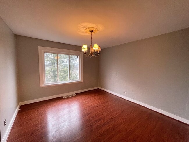 Building Photo - 3 bed 1 bath - Westview, great area, washe...