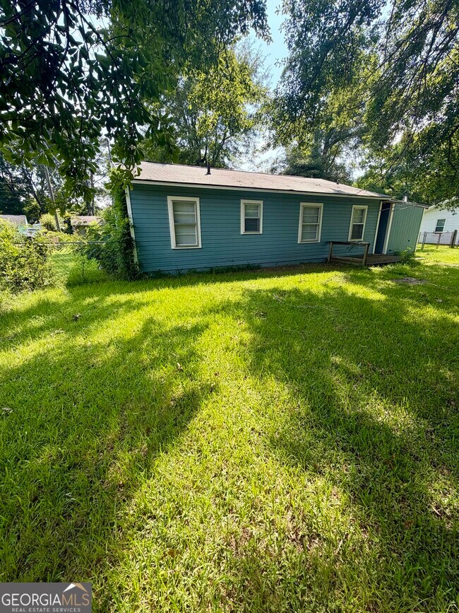 Building Photo - 208 Crescent Dr
