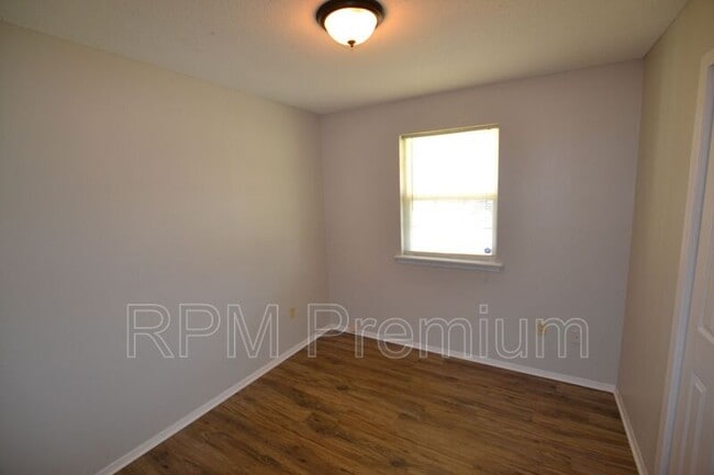 Building Photo - 209 Cypress Dr