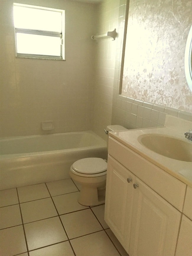 Building Photo - 1301 Cara Dr