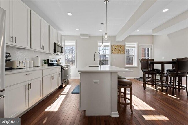 Building Photo - 444 Kenyon St NW