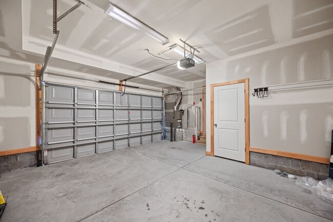 Building Photo - Chick's Beach Condo 3BR & 3.5BA w/2-car garage