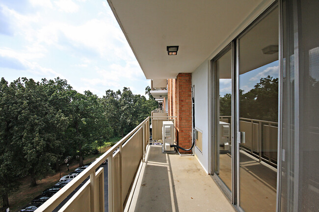 Building Photo - Student-Friendly UVA Apartment