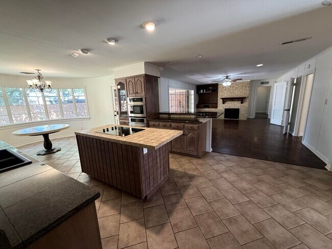 Building Photo - 2208 Avondale St