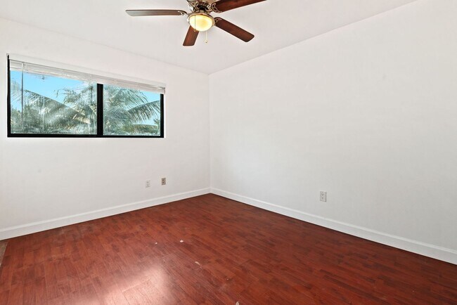 Building Photo - Stunning 4 Bed + Den | 3 Bath Waterfront Home – Miami, FL 33175