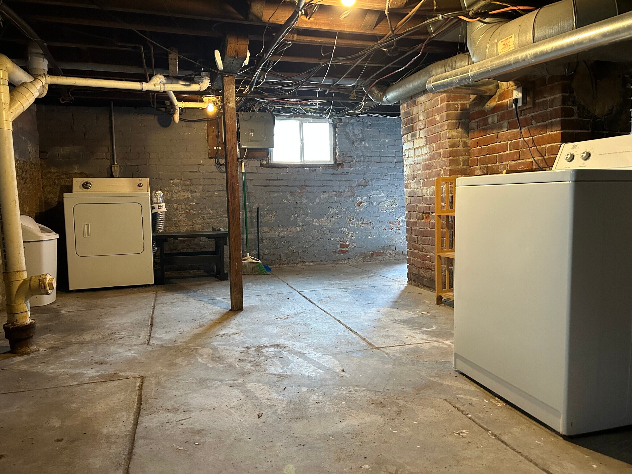 Building Photo - 503 W Allen St