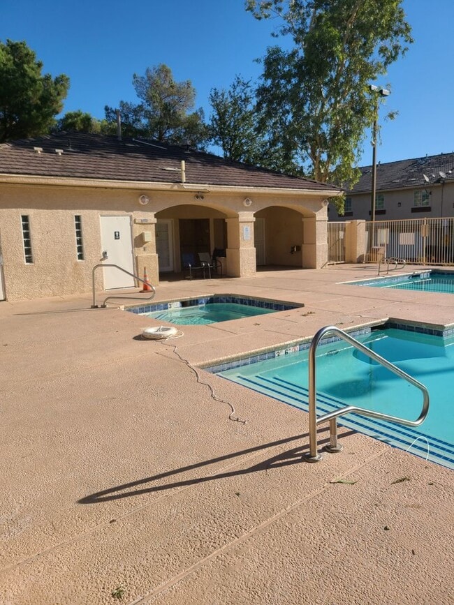 Building Photo - 3 BDRM 2.5 BATH GATED TOWNHOME