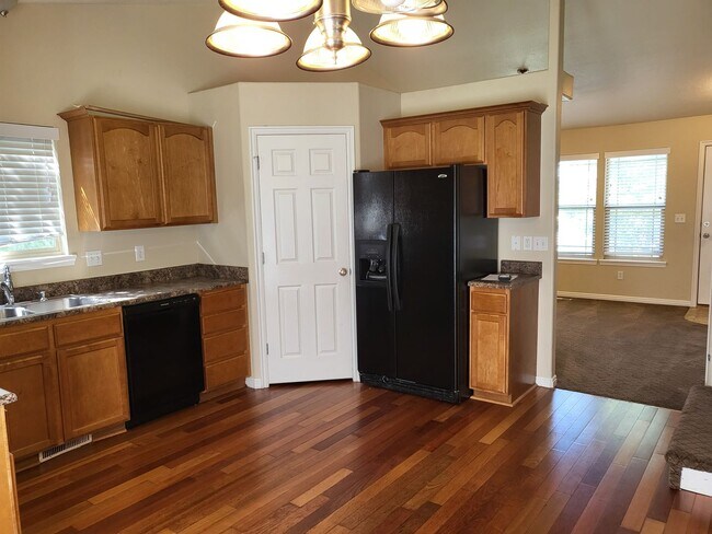 Building Photo - 5 bedroom, 3 bathroom Single Family house ...