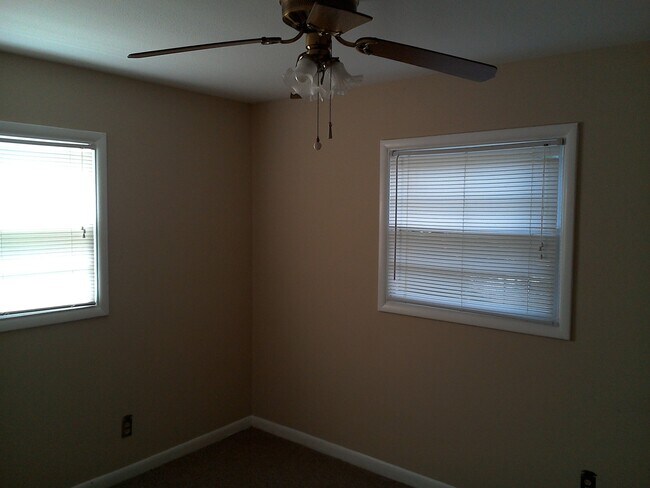 Building Photo - **UPCOMING**East Columbus 3 bedroom/1 bath...