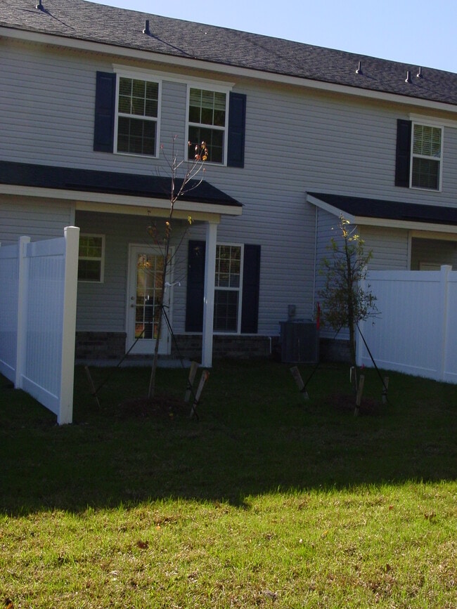 Building Photo - 104 Ventura Pl