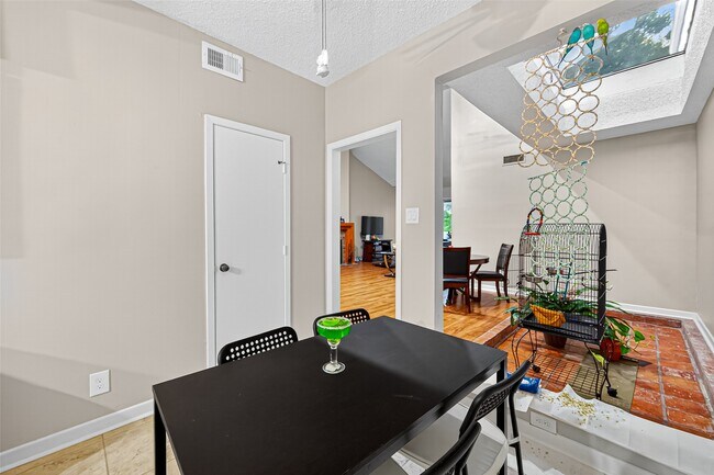 Building Photo - 7655 S Braeswood Blvd