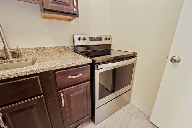 Building Photo - One month free rent with a lease start date on or before February 28th, 2026! 1 bedroom 1 bathroo...