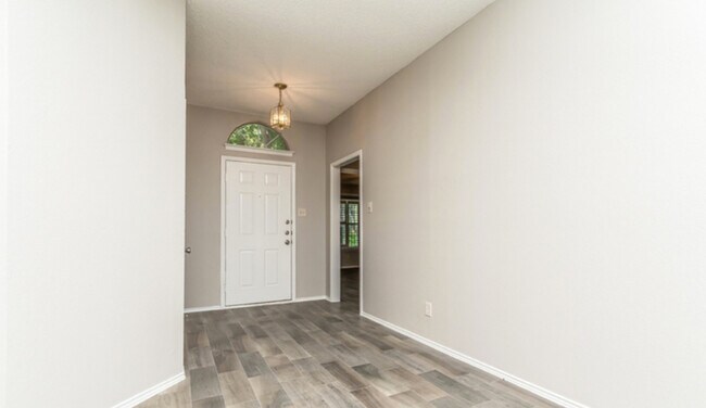 Building Photo - 2308 Bennington Dr