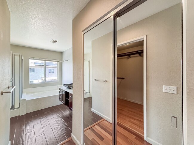 Building Photo - Beautiful 4BD/2.5BA House in Eastlake W/ O...