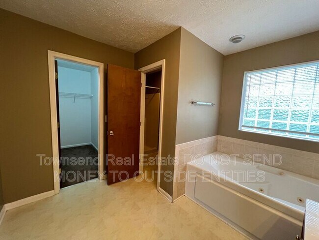 Building Photo - 155 Saunders Ct