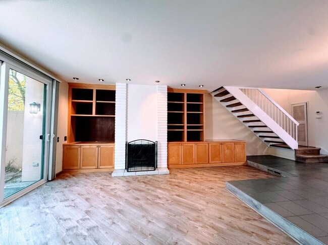 Building Photo - 2224 Woodside Ln