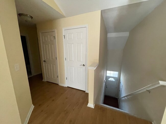Building Photo - Beautiful 2 bed 2 bath upper Utica 1710 sq...