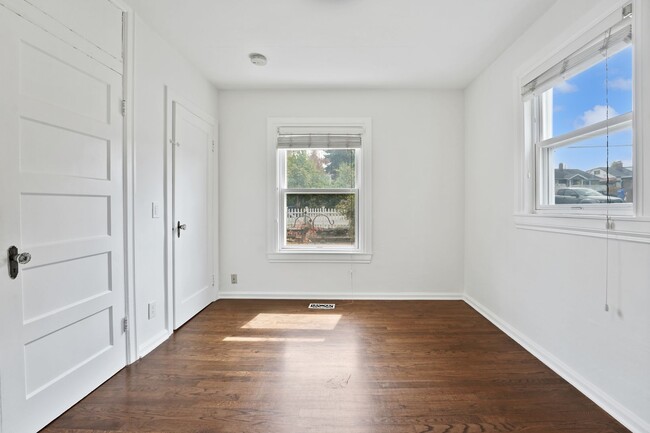 Building Photo - Starburst Craftsman