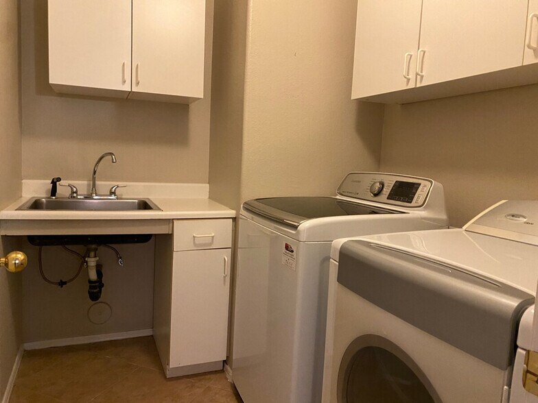 Building Photo - 1541 E Peregrine Trail