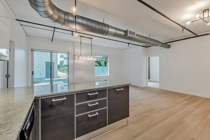 Building Photo - 645 W 9th St