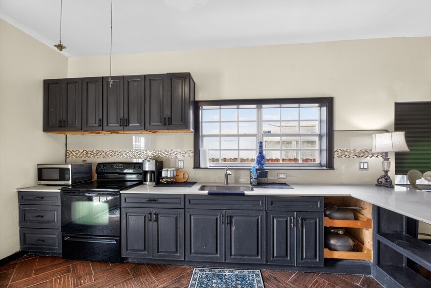 Building Photo - 1934 Washington St