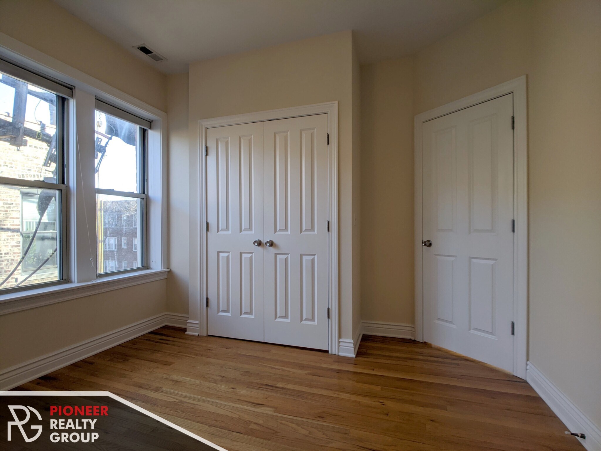 Building Photo - 1204 W Waveland Ave