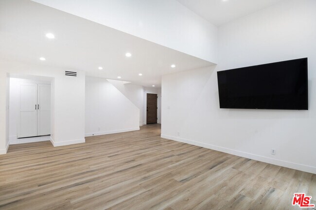 Building Photo - 824 Westmount Dr