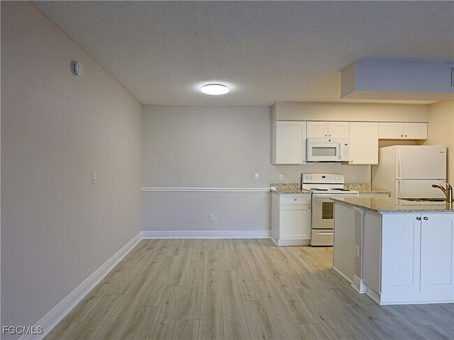 Building Photo - 5305 Summerlin Rd